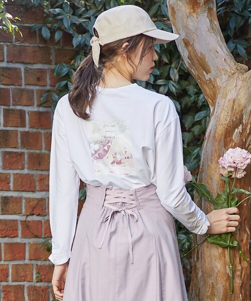 Feroux(フェルゥ)の「【洗える】バックフォトロング Tシャツ(Tシャツ/カットソー・レディース・ブラック系1/ベージュ系/アイボリー系・2)」の1枚目の写真