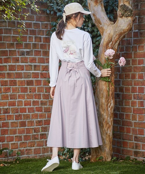 Feroux(フェルゥ)の「【洗える】バックフォトロング Tシャツ(Tシャツ/カットソー・レディース・ブラック系1/ベージュ系/アイボリー系・2)」の5枚目の写真