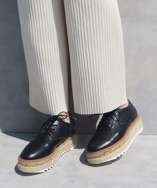 mio notis（ミオノティス）の「厚底レースアップシューズ（その他シューズ・レディース・ホワイト/ブラック・38/36/39/35/37）」の2枚目の写真