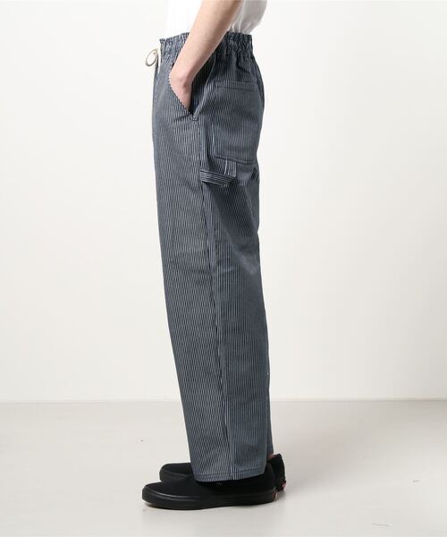 SPINNS（スピンズ）の「ヒッコリーワイドデニムペインターパンツ（その他パンツ・メンズ・ブルー系その他/ホワイト×ネイビー・M/L）」の3枚目の写真