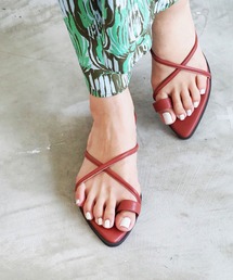 ポインテッドクロスストラップサンダル