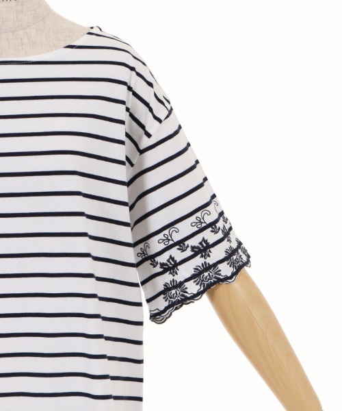 axes femme(アクシーズファム)の「袖刺繍ボーダーTシャツ(Tシャツ/カットソー・レディース・ネイビー/グレー/キナリ・MEDIUM)」の17枚目の写真