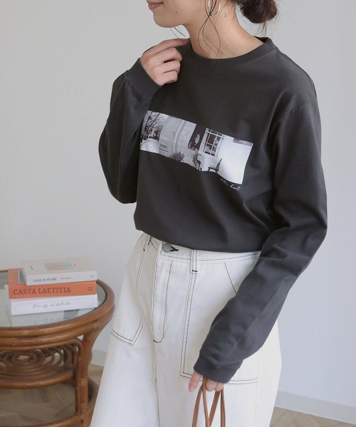 HER CLOSET(ハークローゼット)の「【HERCLOSET】フォトプリントロンT(Tシャツ/カットソー・レディース・チャコールグレー/ホワイト/ホワイト系その他/ベージュ・S/M)」の1枚目の写真