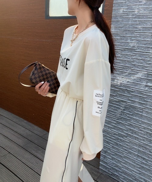 Diosfront（ディオスフロント）の「フロントロゴオーバーサイズブラウス+バックスリットロングスカートセットアップ（セットアップ・レディース・ブラック/ブラック系その他/グレー/ベージュ・FREE/L/M）」の4枚目の写真