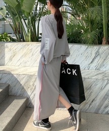 フロントロゴオーバーサイズブラウス+バックスリットロングスカートセットアップ