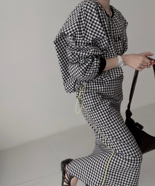 Diosfront（ディオスフロント）の「フロントロゴオーバーサイズブラウス+バックスリットロングスカートセットアップ（セットアップ・レディース・ブラック/ブラック系その他/グレー/ベージュ・FREE/L/M）」の16枚目の写真