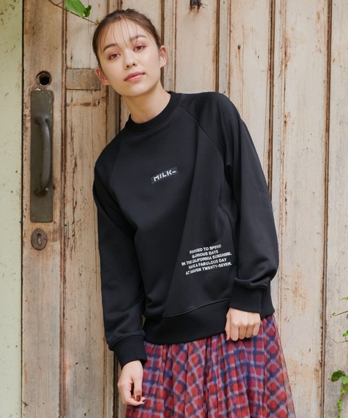 MILKFED.(ミルクフェド)の「EMBROIDERED BAR RAGLAN SWEAT TOP(スウェット・レディース・オフホワイト/アッシュ/ブラック・ONE SIZE)」の3枚目の写真