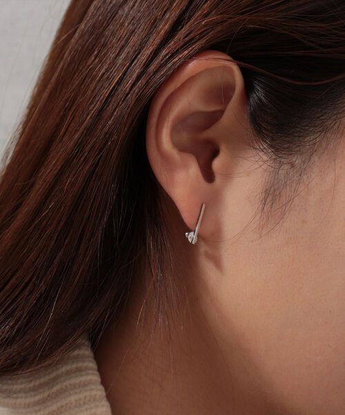fredy emue（フレディエミュ）の「ジルコニアスティックピアス（ピアス（両耳用）・レディース・シルバー/ゴールド・FREE）」の2枚目の写真