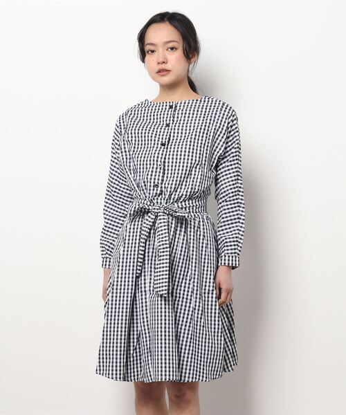 Anuenue（アヌエヌエ）の「ふわっと広がるフレアスカート前後2wayギンガムチェックワンピース（ワンピース・レディース・グレー・2L/S/M/L）」の4枚目の写真