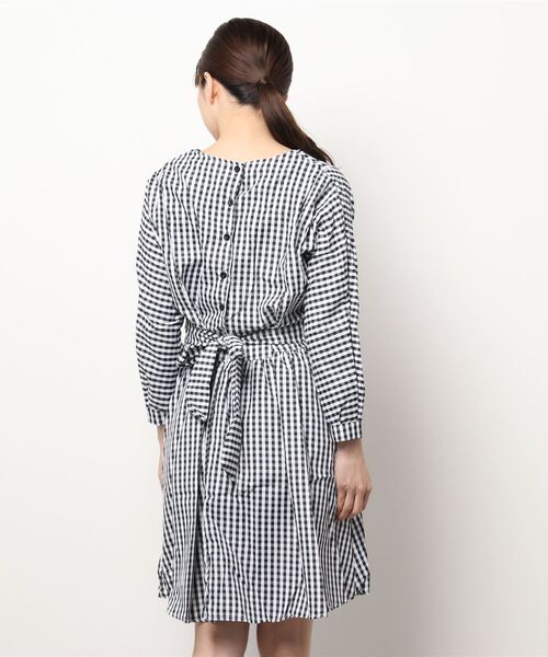 Anuenue（アヌエヌエ）の「ふわっと広がるフレアスカート前後2wayギンガムチェックワンピース（ワンピース・レディース・グレー・2L/S/M/L）」の3枚目の写真