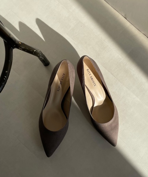 RIVE DROITE（リヴドロワ）の「キレイなフォルムで上品な印象に/ポインテッドパンプス（パンプス・レディース・グレー系その他/キャメル/カーキ・23/24/24.5/23.5）」の2枚目の写真
