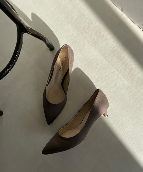 RIVE DROITE（リヴドロワ）の「キレイなフォルムで上品な印象に/ポインテッドパンプス（パンプス・レディース・グレー系その他/キャメル/カーキ・23/24/24.5/23.5）」の4枚目の写真