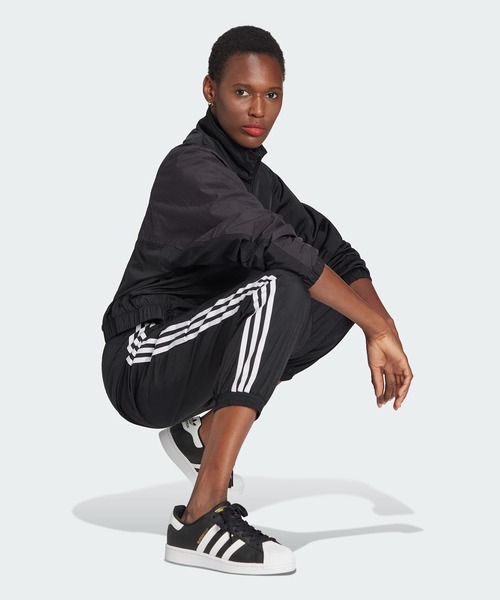 adidas（アディダス）の「アディカラー スプリット トレフォイル トラックジャケット / アディダスオリジナルス（ナイロンジャケット・レディース・ブラック/ブラウン/オフホワイト・MEDIUM/SMALL/X-SMALL/LARGE/X-LARGE/XX-LARGE）」の9枚目の写真