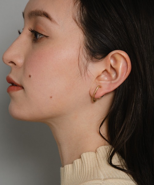 COLOR TOKYO ACCESSORIES（カラートウキョウアクセサリー）の「パールバックキャッチカーブピアス（ピアス（両耳用）・レディース・シルバー/ゴールド・FREE）」の2枚目の写真