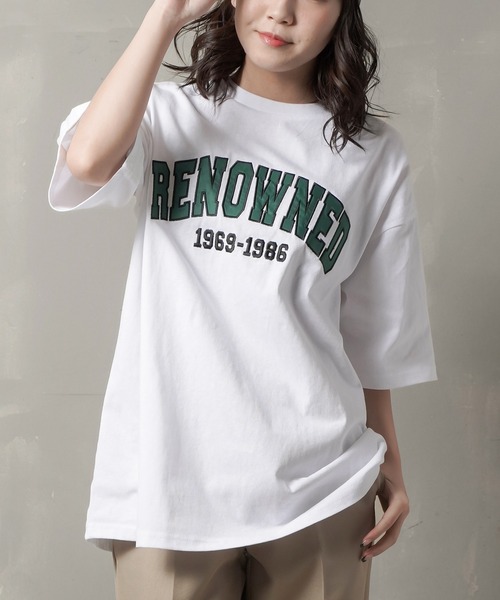 SPINNS（スピンズ）の「【ゆったりシルエット】RENOWNEDロゴ ビッグシルエットTシャツ（Tシャツ/カットソー・レディース・ブラック/ダークグリーン/ネイビー/オフホワイト/マスタード/レンガ・ONESIZE）」の2枚目の写真