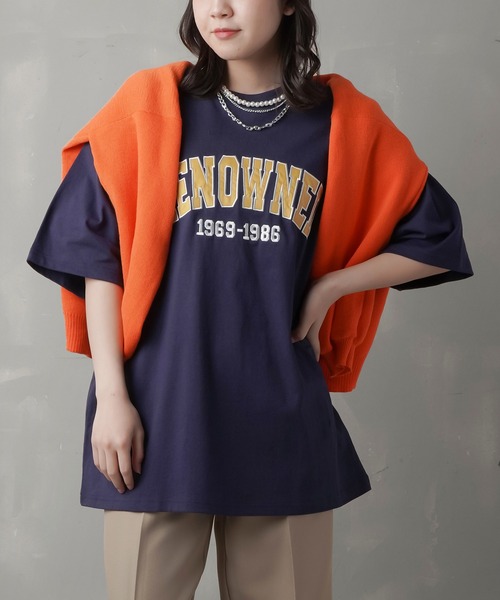 SPINNS（スピンズ）の「【ゆったりシルエット】RENOWNEDロゴ ビッグシルエットTシャツ（Tシャツ/カットソー・レディース・ブラック/ダークグリーン/ネイビー/オフホワイト/マスタード/レンガ・ONESIZE）」の21枚目の写真