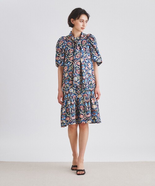 GRACE CONTINENTAL(グレースコンチネンタル)の「オーナメントプリントワンピース(ワンピース・レディース・ネイビー・38/36)」の1枚目の写真