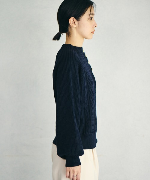 VIS（ビス）の「【洗える】メタル釦ケーブルニット【sustainable