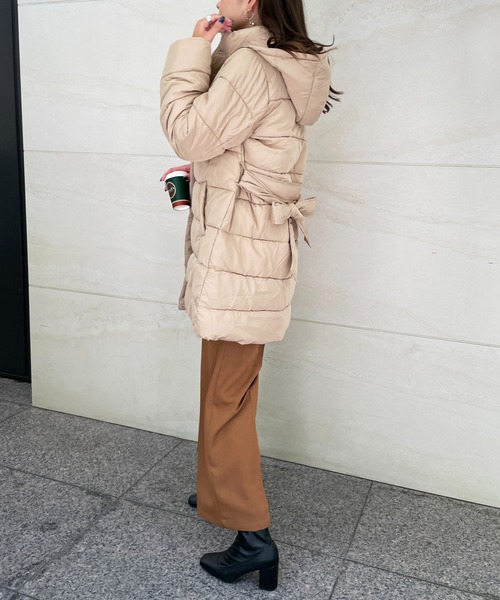 StyleSea（スタイルシー）の「ロングフードエコダウンジャケット（ダウンジャケット/コート・レディース・ベージュ/モカ・MEDIUM）」の9枚目の写真