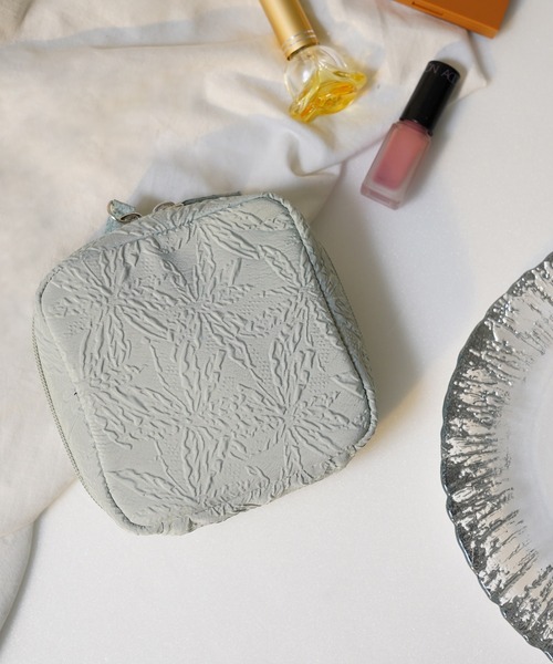 IAMUSE(アイアミューズ)の「ミニサイズコンパクトスクエアポーチ/ロゴタイプ/ふくれフラワージャガードタイプ 化粧ポーチ R0340【IAMUSE】(ポーチ・レディース・ブルーグレー/ベージュ/グレイッシュベージュ/ライトグレー/パープル/チャコールグレー/イエロー/パープル系/ミント/ピンク/サンドベージュ/グレー/ピンク系その他/グレー系その他/パープル系その他/グリーン系その他/スモーキーグリーン系/ローズ系/アイボリー系/ベージュ系その他・FREE)」の14枚目の写真