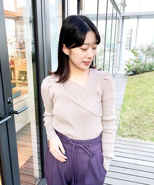 index(インデックス)の「◆アシメネック パワーショルダーリブニット(ニット/セーター・レディース・ベージュ/オフホワイト/ダークパープル・00)」の2枚目の写真