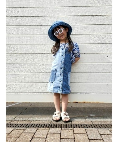 GAP(ギャップ)の「ウォッシュウェル パッチワーク デニム サロペットスカート (幼児)(ジャンパースカート・キッズ・ライトインディゴブルー・3 YRS/18-24M/12-18M/4 YRS/2 YRS/5 YRS)」の6枚目の写真
