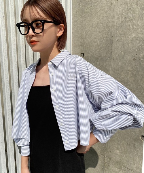 one after another NICE CLAUP(ワンアフターアナザーナイスクラップ)の「ワンポイント刺繍クロップドシャツ 2023SS(シャツ/ブラウス・レディース・オフホワイト/ピンク/ストライプ・FREE)」の3枚目の写真