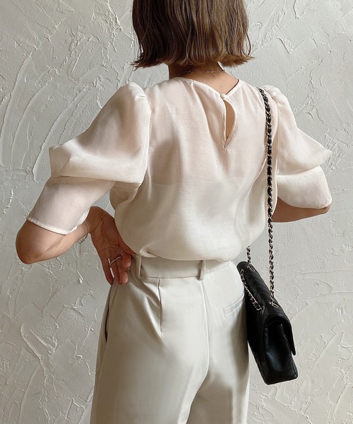 JUNOAH(ジュノア)の「パフスリーブシアートップス(Tシャツ/カットソー・レディース・グレイッシュベージュ/アイボリー/ブラック・MEDIUM/LARGE/X-LARGE)」の5枚目の写真