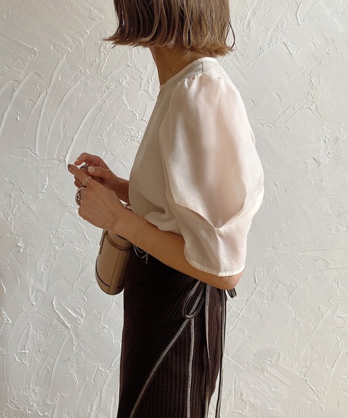 JUNOAH(ジュノア)の「パフスリーブシアートップス(Tシャツ/カットソー・レディース・グレイッシュベージュ/アイボリー/ブラック・MEDIUM/LARGE/X-LARGE)」の6枚目の写真