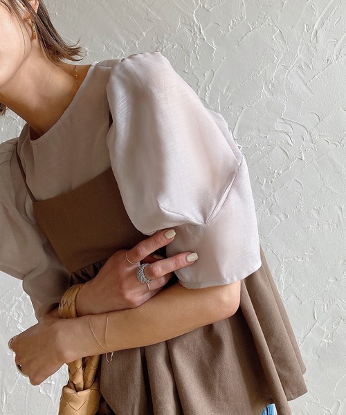 JUNOAH(ジュノア)の「パフスリーブシアートップス(Tシャツ/カットソー・レディース・グレイッシュベージュ/アイボリー/ブラック・MEDIUM/LARGE/X-LARGE)」の11枚目の写真