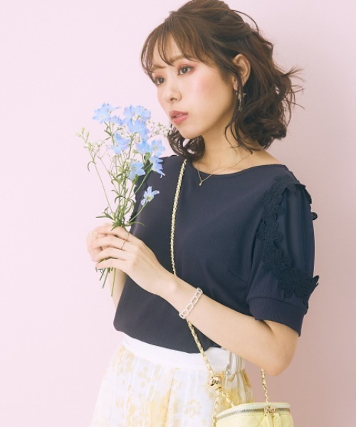 marun(マルン)の「<大きいサイズ> フラワーレースモチーフ付きカットソー marun(Tシャツ/カットソー・レディース・ネイビー/ピンク・L/4L/LL/5L/3L)」の1枚目の写真