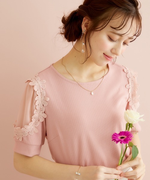 marun(マルン)の「<大きいサイズ> フラワーレースモチーフ付きカットソー marun(Tシャツ/カットソー・レディース・ネイビー/ピンク・L/4L/LL/5L/3L)」の2枚目の写真