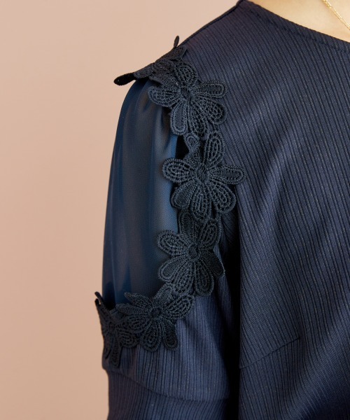 marun(マルン)の「<大きいサイズ> フラワーレースモチーフ付きカットソー marun(Tシャツ/カットソー・レディース・ネイビー/ピンク・L/4L/LL/5L/3L)」の5枚目の写真