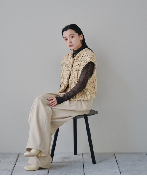 TODAYFUL(トゥデイフル)の「シアーモヘアタートルニット(ニット/セーター・レディース・ブラック/ダークブラウン/イエロー・FREE)」の9枚目の写真