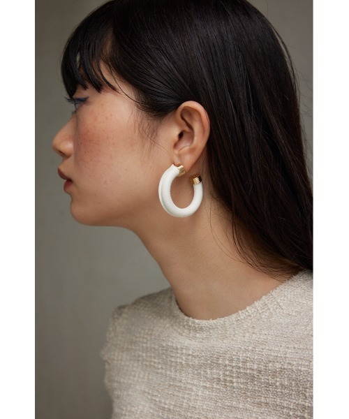 AZUL by moussy(アズールバイマウジー)の「フェイクレザービッグフープピアス(ピアス(両耳用)・レディース・ブラック/アイボリー・FREE)」の2枚目の写真
