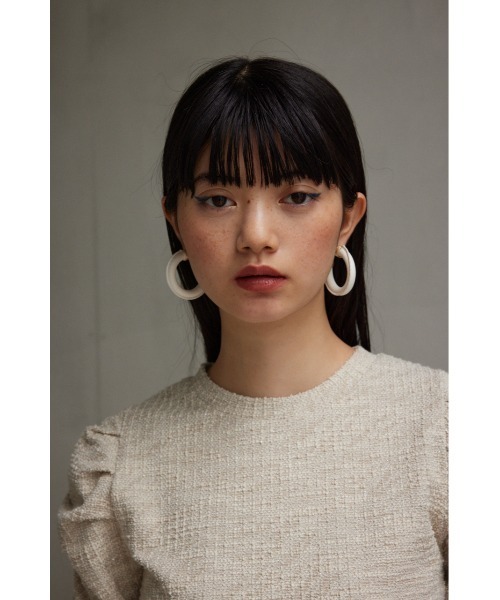 AZUL by moussy(アズールバイマウジー)の「フェイクレザービッグフープピアス(ピアス(両耳用)・レディース・ブラック/アイボリー・FREE)」の4枚目の写真