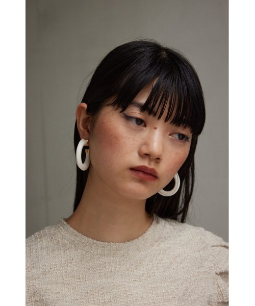 AZUL by moussy(アズールバイマウジー)の「フェイクレザービッグフープピアス(ピアス(両耳用)・レディース・ブラック/アイボリー・FREE)」の5枚目の写真