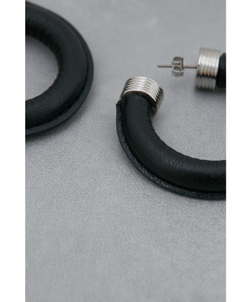 AZUL by moussy(アズールバイマウジー)の「フェイクレザービッグフープピアス(ピアス(両耳用)・レディース・ブラック/アイボリー・FREE)」の6枚目の写真