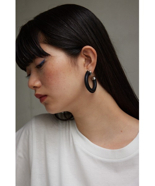 AZUL by moussy(アズールバイマウジー)の「フェイクレザービッグフープピアス(ピアス(両耳用)・レディース・ブラック/アイボリー・FREE)」の9枚目の写真
