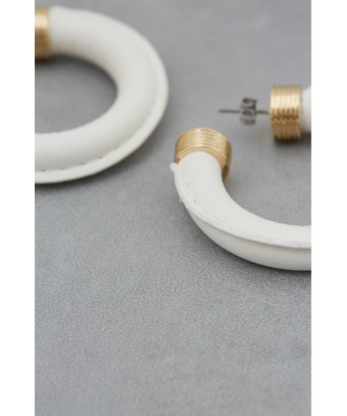 AZUL by moussy(アズールバイマウジー)の「フェイクレザービッグフープピアス(ピアス(両耳用)・レディース・ブラック/アイボリー・FREE)」の11枚目の写真