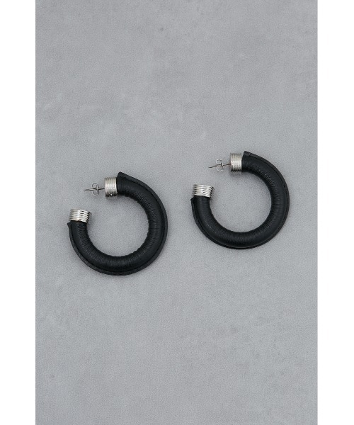 AZUL by moussy(アズールバイマウジー)の「フェイクレザービッグフープピアス(ピアス(両耳用)・レディース・ブラック/アイボリー・FREE)」の13枚目の写真