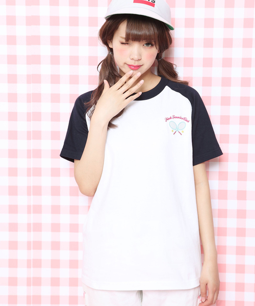 WC(ダブル シー)の「WC/ワンポイント刺繍ラグランカットソー(Tシャツ/カットソー・レディース・ブラック/ネイビー/レッド・FREE)」の1枚目の写真