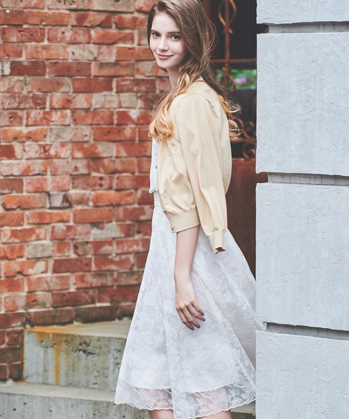 LAISSE PASSE(レッセパッセ)の「《LAISSE PASSE PREMIUM LINE》リリーオパールカーディガン(カーディガン/ボレロ・レディース・アイボリー/ベージュ/ネイビー・MEDIUM)」の4枚目の写真