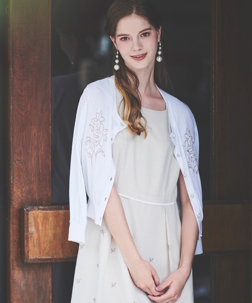 LAISSE PASSE(レッセパッセ)の「《LAISSE PASSE PREMIUM LINE》リリーオパールカーディガン(カーディガン/ボレロ・レディース・アイボリー/ベージュ/ネイビー・MEDIUM)」の12枚目の写真