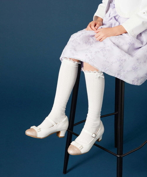 a.v.v（アーヴェヴェ）の「[18-20cm][CEREMONY STYLE]リボン付きラメヒールパンプス（パンプス・キッズ・ブラック/アイボリー・20/18/19）」の6枚目の写真