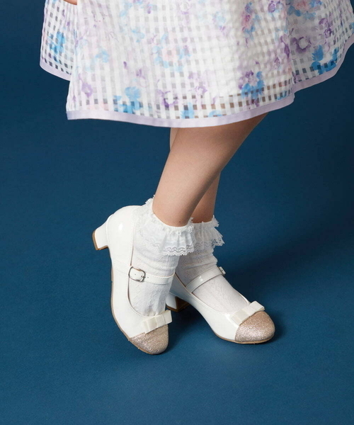 a.v.v（アーヴェヴェ）の「[18-20cm][CEREMONY STYLE]リボン付きラメヒールパンプス（パンプス・キッズ・ブラック/アイボリー・20/18/19）」の3枚目の写真