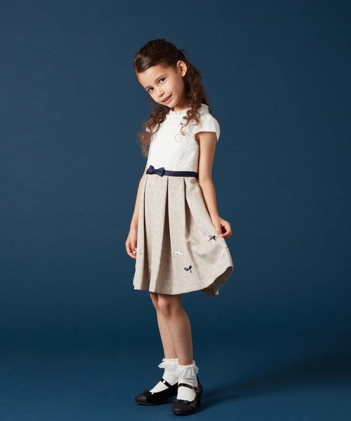 a.v.v（アーヴェヴェ）の「[18-20cm][CEREMONY STYLE]リボン付きラメヒールパンプス（パンプス・キッズ・ブラック/アイボリー・20/18/19）」の10枚目の写真