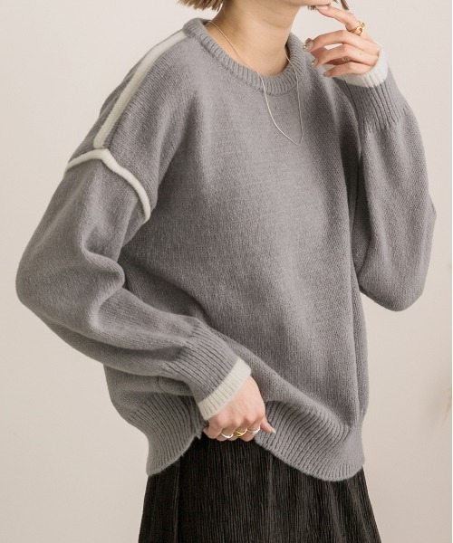 ad thie（アドティエ）の「ゆったり・クルーネック 配色ラインデザインニット（ニット/セーター・レディース・グレー/オフホワイト・FREE）」の2枚目の写真