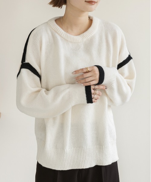 ad thie（アドティエ）の「ゆったり・クルーネック 配色ラインデザインニット（ニット/セーター・レディース・グレー/オフホワイト・FREE）」の4枚目の写真