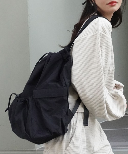 CORNERS(コーナーズ)の「ナイロンドロストナップサック(バックパック/リュック・レディース・グレイッシュベージュ/カーキ/アイボリー/ブラック・FREE)」の7枚目の写真